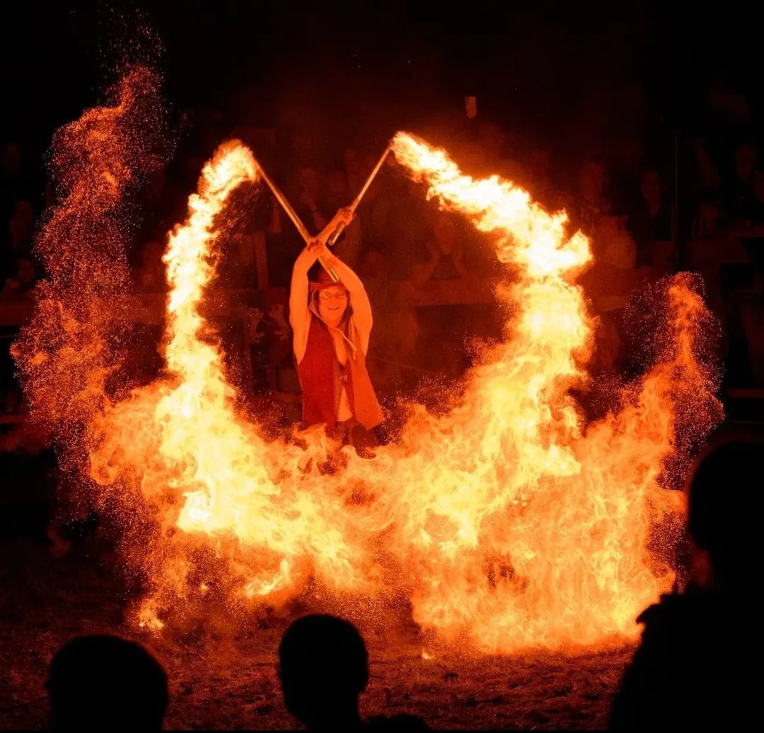 Fireshow mit starker Feuer- und Actionwirkung