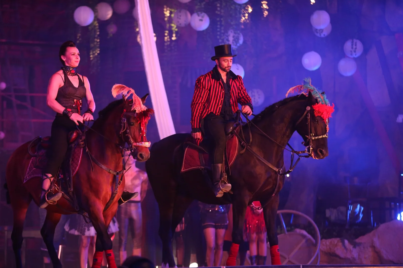 Pferdeacts mit zwei Performer:innen auf einer Showbühne