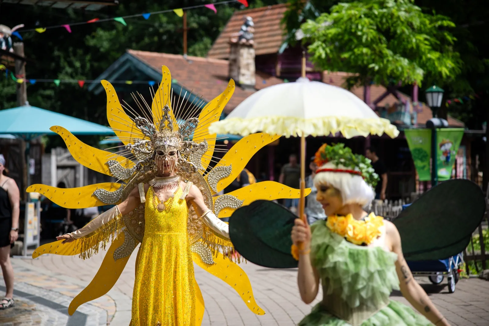 Walking Act mit goldener Kostümwirkung im Eventraum